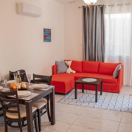 Cozy 1 Bedroom Apartment In Walking Distance To The Municipal Beach Paphos Buitenkant foto