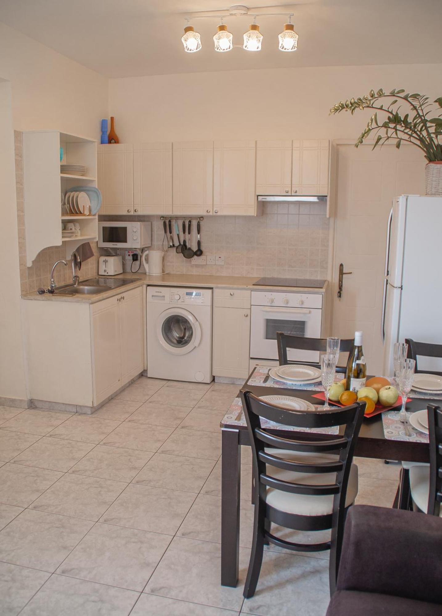Cozy 1 Bedroom Apartment In Walking Distance To The Municipal Beach Paphos Buitenkant foto